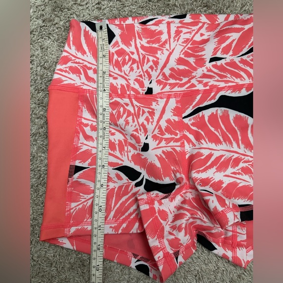 Alo Yoga Elevate Shorts Palm Springs Guava - Picture 6 of 8